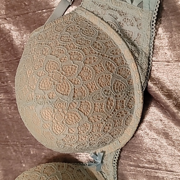 Bundle of 3 Victoria Secret Bra. 34DD - Picture 6 of 7